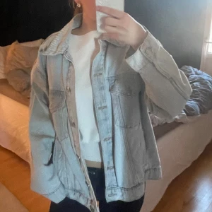 Jeansjacka  - Säljer denna jeansjacka som är ifrån Zalando. Bra skick använd fåtal gånger. Är i storlek S men passar mig som är XS/S. Odenarie pris 450 kr (Tar Swish) 