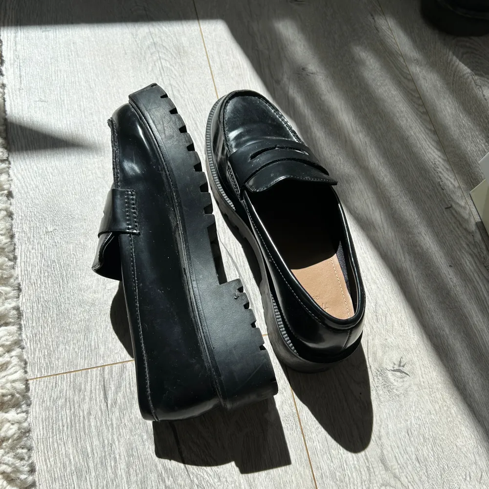 Svarta loafers från H&M! Använda men i fint skick💕storlek 39. Skor.