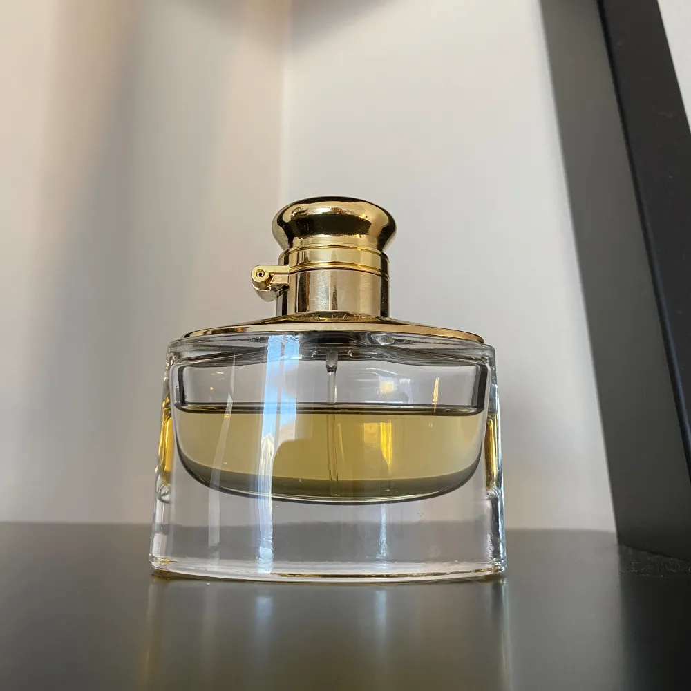 Gold woman x Ralph Laurent parfym i 30ml, lite mer än hälften kvar i flaskan. Nypris 640kr, mitt pris 250kr. Hör av dig vid frågor eller funderingar!. Övrigt.
