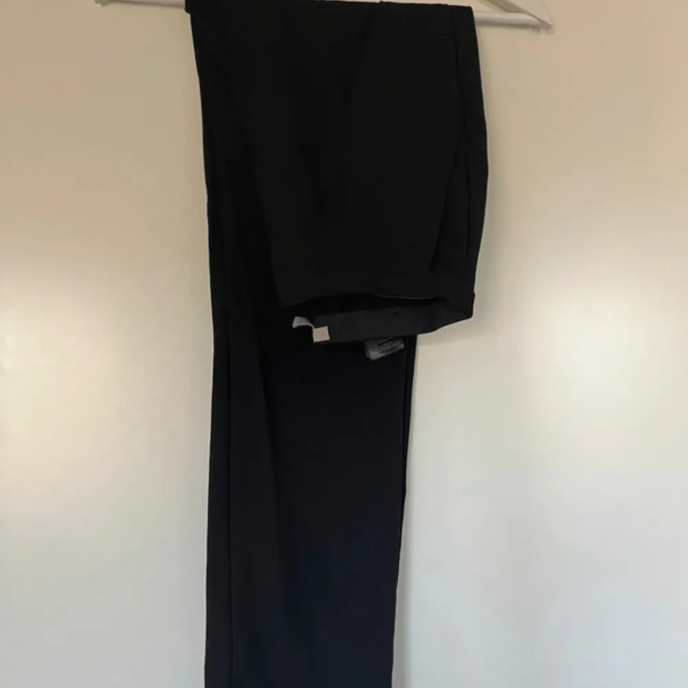 Svarta kostymbyxor från H&M, endast använda ett fåtal gånger! Midwaist. Jeans & Byxor.
