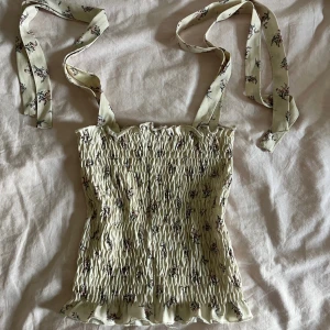 vit crop top - otroligt söt crop top från h&m med knytning vid axlarna och blomtryck på