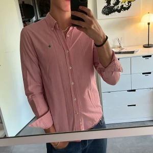 Schysst Morris skjorta i nyskick  - Säljer en rosa Morris skjorta. Den är i nyskick och har inga defekter  skick: 10/10 pris: 349kr 