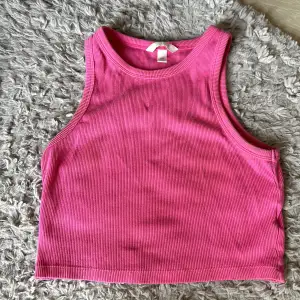 Säljer mitt rosa sommar linne! Super härlig färg. Den är så kallad lite ”kortare” och har väldigt skönt mattetal. Stretchigt och mycket bra skick.🌸🌸🌺🌺