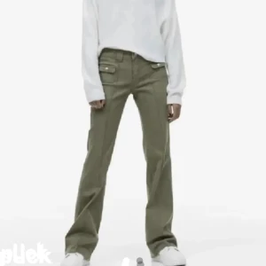 Gröna hm jeans  - Säljer dessa sjukt populära gröna hm jeansen, som är lågmidjade!