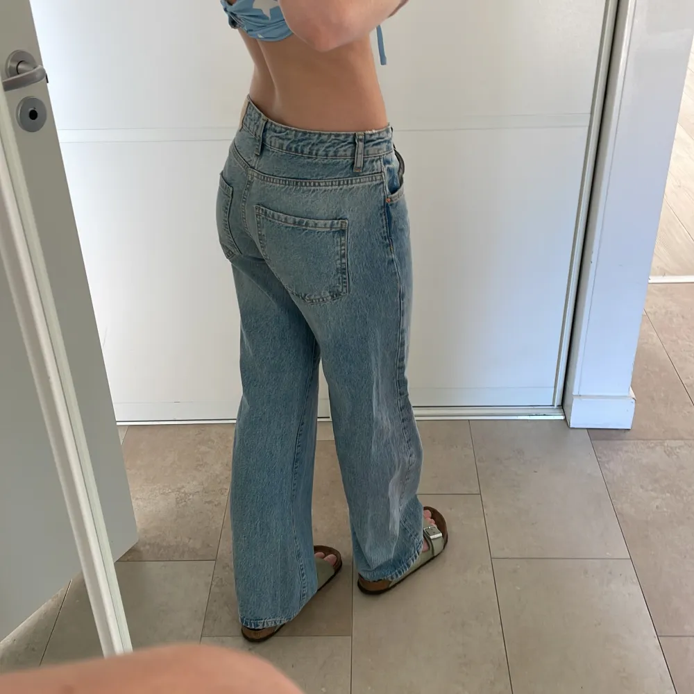 Lågmidjade jeans ifrån Zara i storlek 32. Jag är en 34-36 och de passar bra på mig.. Jeans & Byxor.