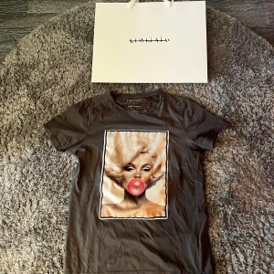 Limitato T-shirt  - Säljer en riktigt snygg limitato T-shirt  med Marilyn Monroe som motiv. Storlek xs lite liten på mig som är 164, fint skick 📦 box finns ej