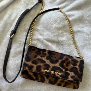 Michael kors axelremsväska - Äkta Michael kors axelremsväska supersnygg men använder aldrig. Hoppas någon annan får användning av den🥰🌸✨