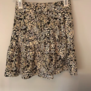 Blommig volangkjol - Blommig volangkjol som tyvärr blivit för liten. Supersöt till sommaren