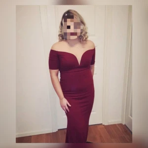 Aftonklänning  - Otroligt vacker och stilfull röd offshoulderklänning. Använd 1 gång. 