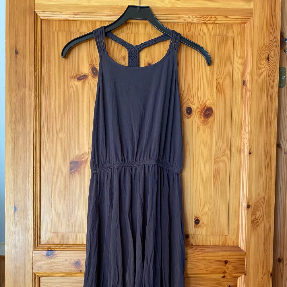 Superfin mörkbrun klänning med fin detalj på ryggen, använd några gånger men fortfarande i fint skick🌸. Klänningar.