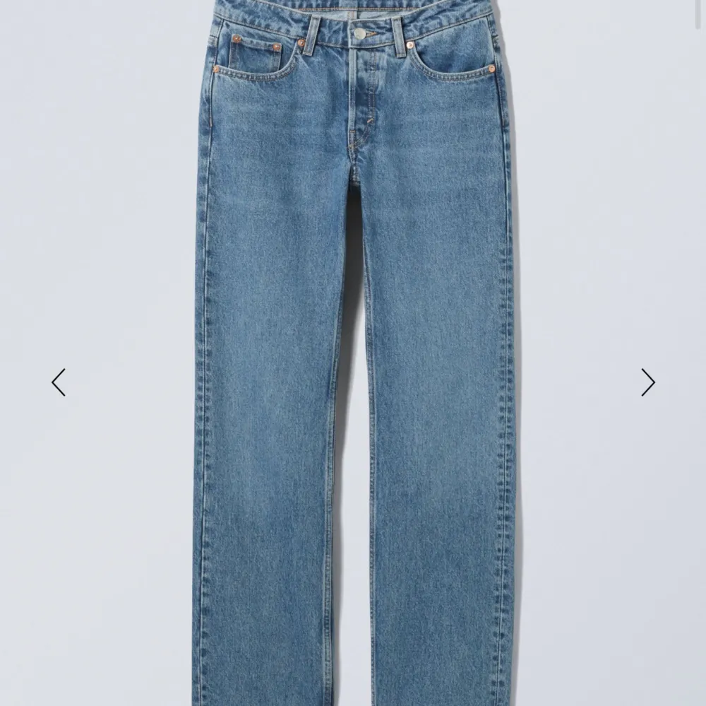 Weekday jeans i modellen pin, mid Waist. Super bra skick, orginalpris är 590. W23 passar mig med storlek 32, längd 32 passar mig som är ca 162. Jeans & Byxor.