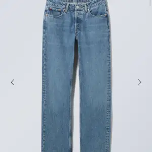 Weekday jeans i modellen pin, mid Waist. Super bra skick, orginalpris är 590. W23 passar mig med storlek 32, längd 32 passar mig som är ca 162