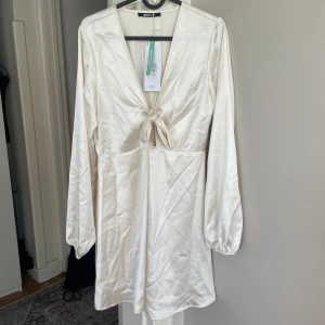 Studentklänning NY - Prislapp kvar, nypris 499:- (liten söm med tråd som syns på armen, inte hål) 