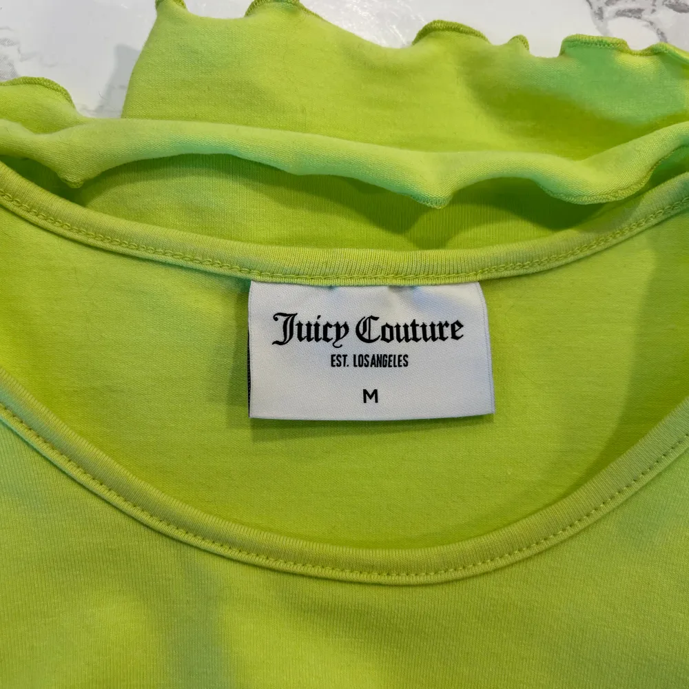 Juicy Couture topp, strl M, aldrig använd. (Neongrön)💕. Toppar.