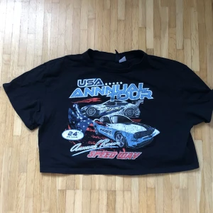 Graphic cropped tee - T shirten är använd cirka 1-3 gånger och nästan nyskick.