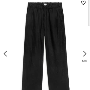Linnebyxor  - Säljer dessa svarta linnebyxor från arket. Nyskick, använda endast 1 gång. Nypris 690kr.  