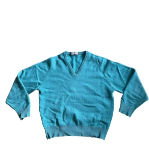 tröja - en riktigt fet tröja som säljs för 100kr.  storlek:  storlek: S i herr