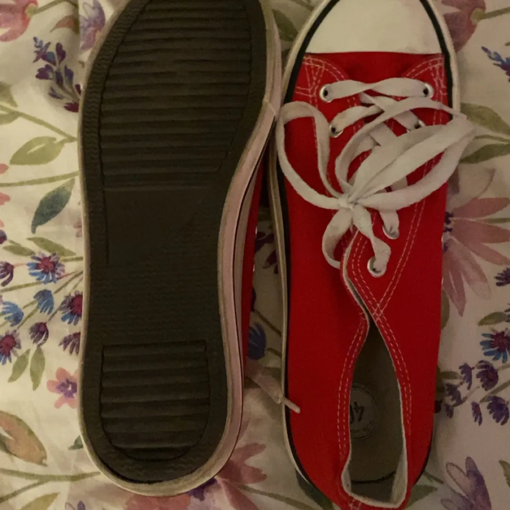 Säljer nu mina röda Converse liknande skor då jag endast använt de 2 gånger som tyder på att de nog inte behövs hemma hos mig! Hör av dig vid frågor💕. Skor.