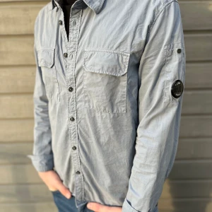 Cp Company Overshirt  - Cp company overshirt storlek medium, Nypris 3800 sparsamt andvänd, köpt på johenlls (kvitto finns!) Seriösa och snabba kunder prioriteras! Priset kan gå ner vid snabb affär! Tveka inte på att höra av dig om du har fler funderingar! 