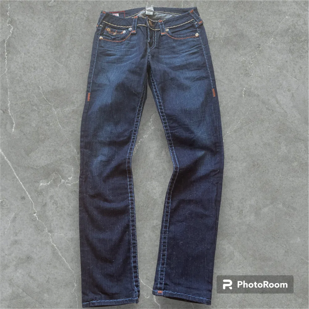 BILLY SUPER T lowwaist lätt utsvängda true religion jeans 👍👍👍😻😻 mått: midja 38cm, innerbenslängd 80cm. Jeans & Byxor.