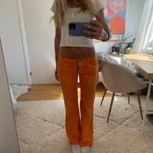 Orangea lågmidjade jeans  - Supersnygga orangea lågmidjade jeans!!