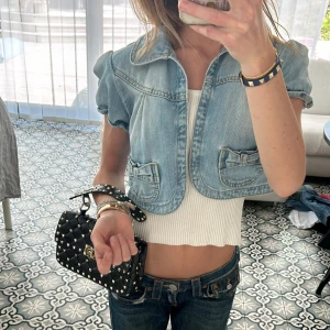 Jeans bolero - Jättecool jeansbolero med söta detaljer!