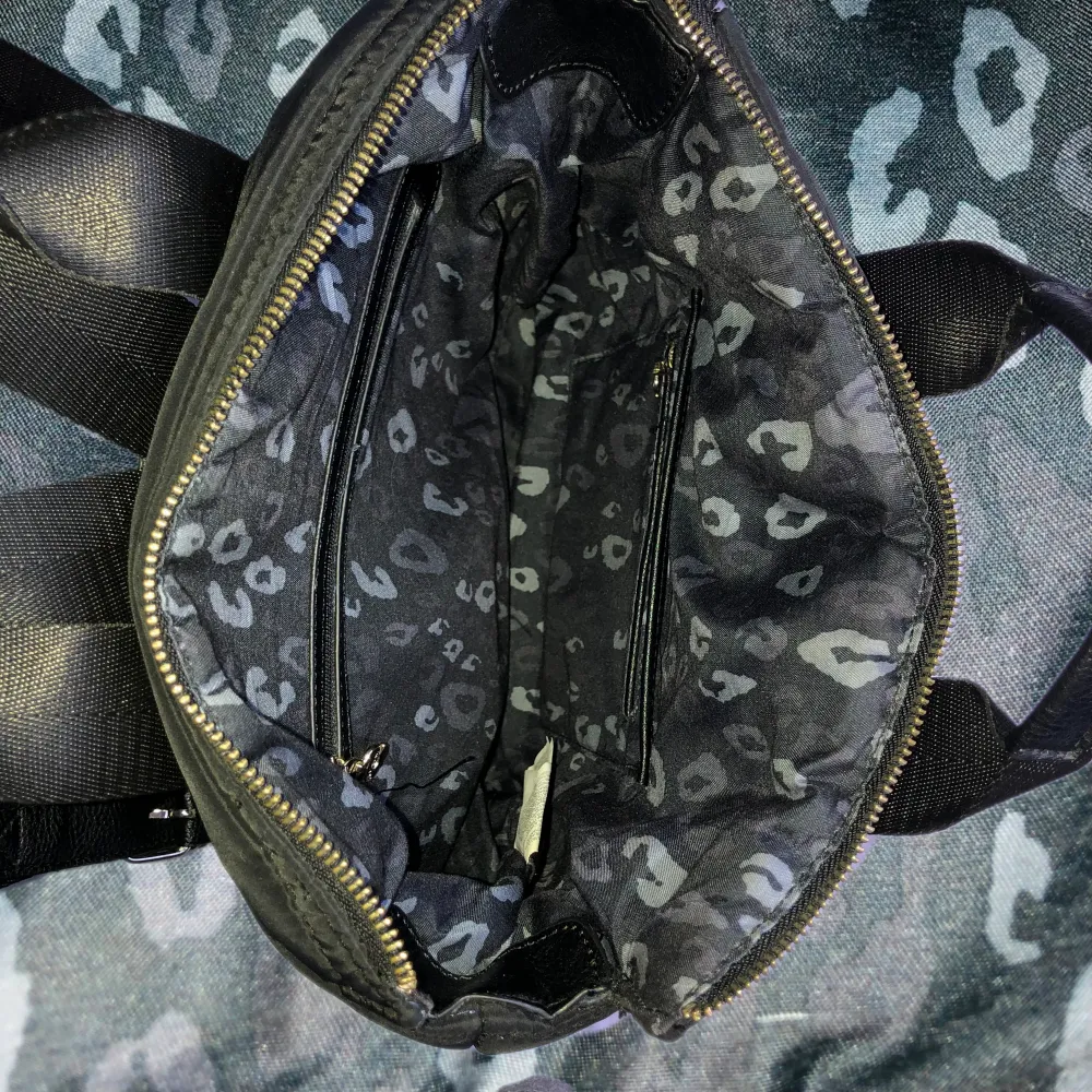 Skitsnygg Desigual väska med leopardmönster i superbra skick! Inga defekter. Den är rymlig med massa snygga fickor och detaljer. Banden är justerbara. Mått: längd 32cm, bredd 38 cm. . Väskor.