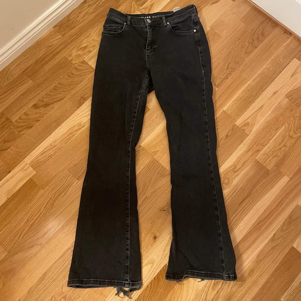 Lågmidjade bootcut jeans, de är lite söndertrampade längst ner men annars i super skicka och sjukt bekväma . Jeans & Byxor.
