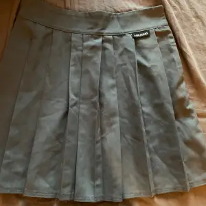 Jätte söt grå kjol är från dayze,är för liten delförklaring säljer ja💓kom på för frågor💓💓