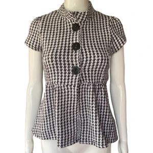 Peplumtopp  - I fint skick, mjuk och mysigt material. Från Hillevi, storlek M. Dockan annars storlek XS. MÅTT: Ärmlängd 14cm, armhåla till armhåla 42/43cm & längd 54/55cm 