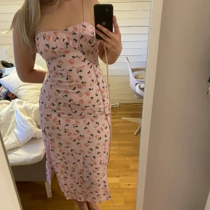 Klänning - Jättefin klänning från zara, använd en gång.