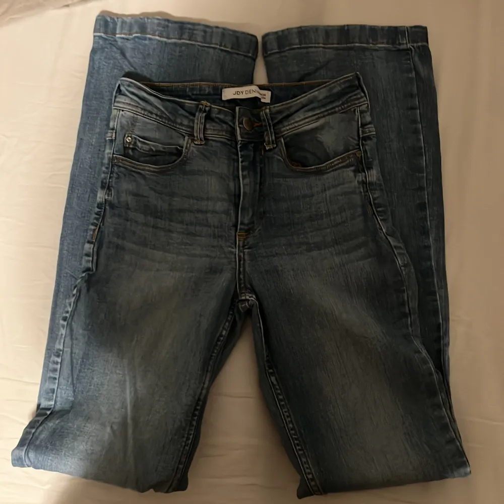 LÅNAD BILD!!! Säljer dessa jätte fina blåa bootcut jeans ifrån JDY, super fina på!!💞 Storlek W/25               L/34. Jeans & Byxor.