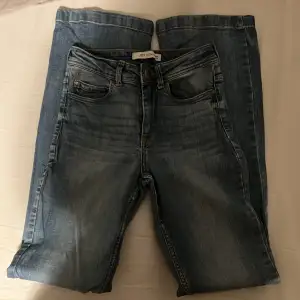LÅNAD BILD!!! Säljer dessa jätte fina blåa bootcut jeans ifrån JDY, super fina på!!💞 Storlek W/25               L/34