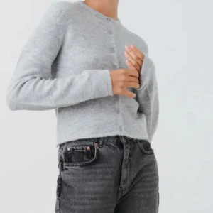 Kofta  - Kofta från Ginatricot, säljer då jag inte använder den längre men skulle säga att den är använd några gånger. ❤️