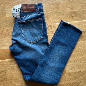 Jeansen är helt nya så skick 10/10. Lapparna finns kvar på jeansen. Hör av dig vid frågor eller funderingar. Storleken är W26 och L30