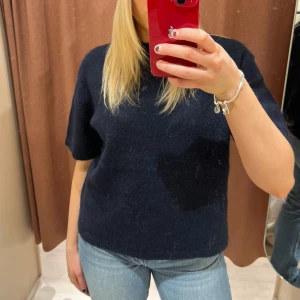 Stickad Tshirt - Marinblå stickad T-shirt från Gina! Superbra material, storlek M, säljer för 200💕