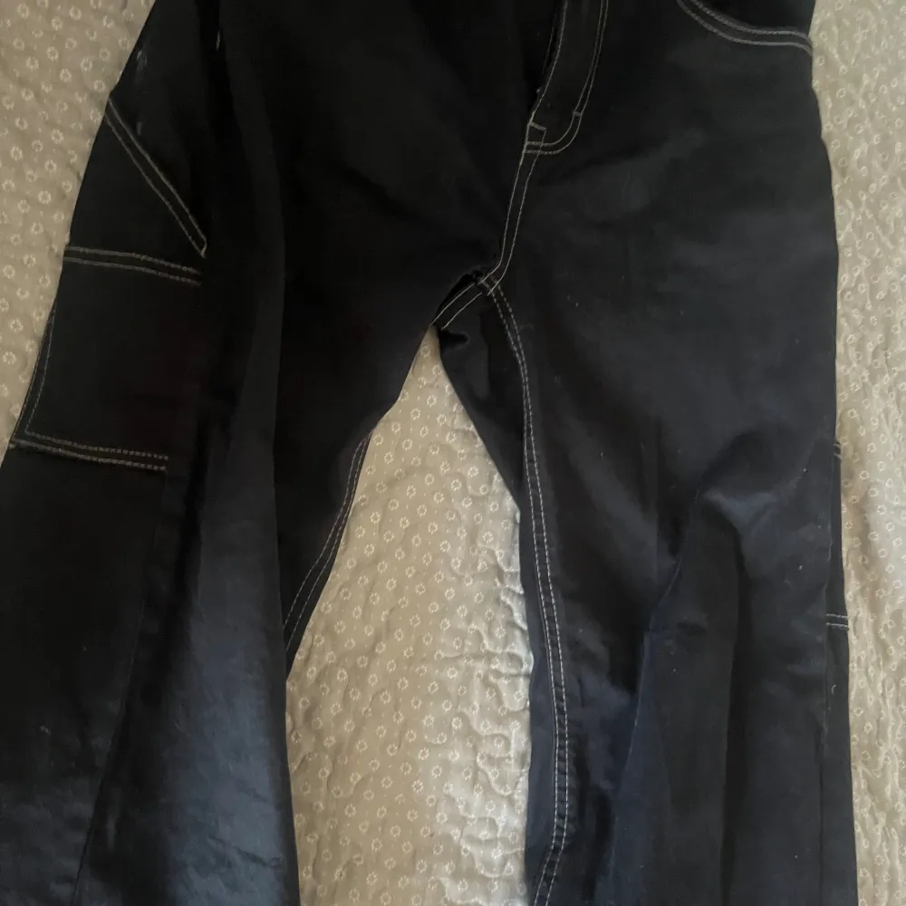 Baggy svarta jeans  Är 164cm lång men byxorna är för korta på mig. Är knappt använda och man kan justera midjan  Priset går att diskutera 💕. Jeans & Byxor.