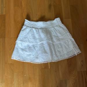 Zara kjol, den är använd några gånger men den är inte trasig. Jag säljer den efter som att den inte kommer till användning längre 