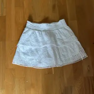 Zara kjol, den är använd några gånger men den är inte trasig. Jag säljer den efter som att den inte kommer till användning längre 