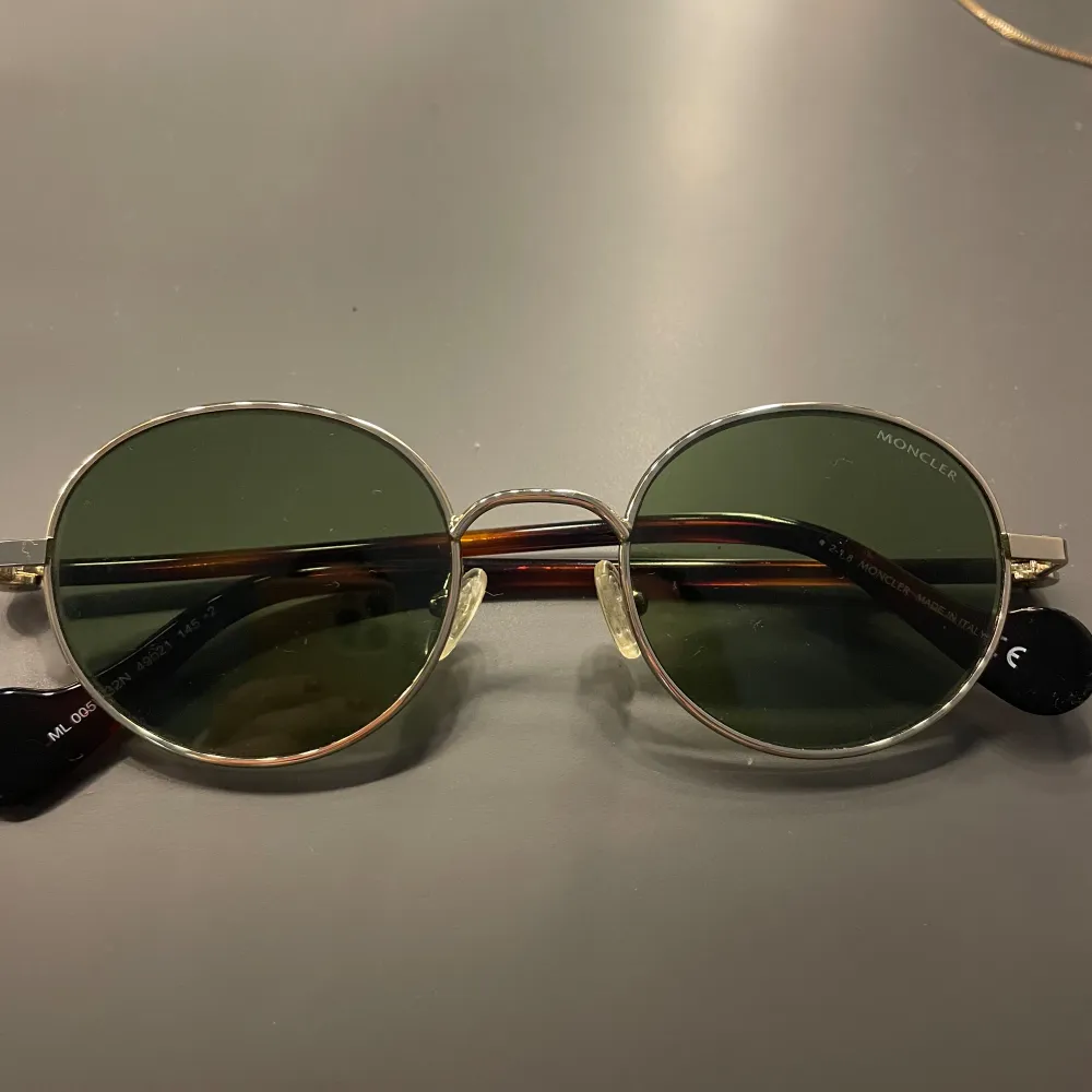 Eftertraktade solglasögon från Moncler som inte längre finns! Dom är i super fint skick, precis som nya, har varit omhändertagna jätte fint. Köptes för länge sen så därav finns inte kvitto kvar.. men kan garantera 100% att dom är äkta 💕 Nypris 3.370. Accessoarer.