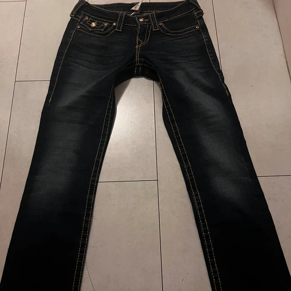 Super fina blåa jeans, dom är straight lite bootcut. Säljer pga av att dom är för stora🤍. Jeans & Byxor.