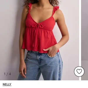 Nelly top  - Säljer denna toppen från Nelly, helt ny. För den passade inte mig. Strl small 