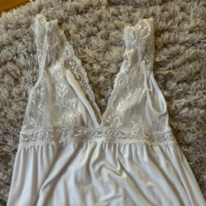 Nattlinne  - Jätte fint nattlinne liknar de från hönkemöller🥰storlek M men passar även mig med S