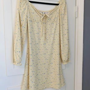 Klänning - En fin gul sommarklänning med små blommor på🌼☀️