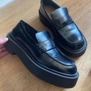 Svarta Loafers  - Säljer dessa super snygga loafers i storlek 39. Skorna är i superbra skick, ser nya ut. Tveka inte på att höra av dig vid frågor🙌🏼💛
