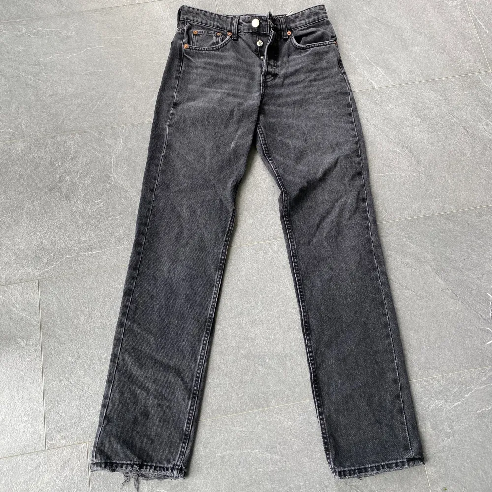 Jeans ifrån zara, storlek 36. Låga i midjan. Använda några gånger men jätte fint skick🌸. Jeans & Byxor.