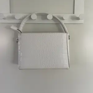 Säljer denna vita handväska 🤍 fin kvalité, kommer endast med det korta bandet till 