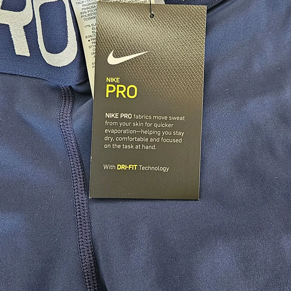 Nike pro tights, storlek S, oanvända med prislappen på. Säljs då dom inte passar mig i storleken längre.❌️Seriösa  köpare❌️.Köpt från Zalando.PRIS KAN DISKUTERAS.. Sport & träning.