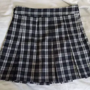 Oanvänd (prislappen kvar) kjol från H&M, storlek 32