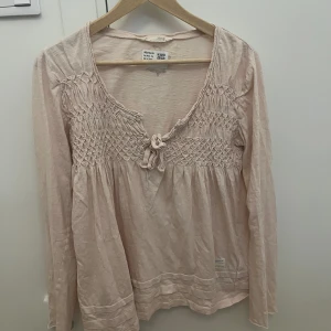 Blus/tröja  - Jättefin odd Molly blus i fint skick, köpt på sellpy innan och aldrig använd av mig, färgen rosa. Pris kan diskuteras vid snabb affär.
